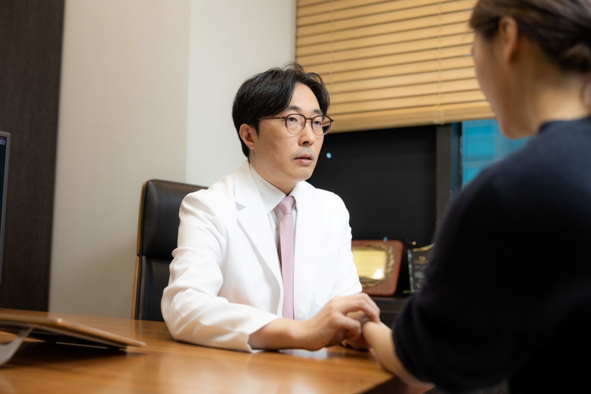 두드러기가 반복되는 몸의 조건을 찾기 위해 맥과 전신 상태를 함께 살핍니다.